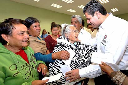 Algunos ciudadanos de Villa de Cos aprovecharon para entregar peticiones por escrito al mandatario ■ FOTO: LA JORNADA ZACATECAS