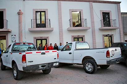 Entregaron a la presidencia dos camionetas tipo pick up ■ foto: LA JORNADA ZACATECAS