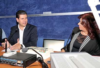 El gobernador Miguel Alonso y la directora de Radio Zacatecas, Teresa Velázquez ■ FOTO: LA JORNADA ZACATECAS
