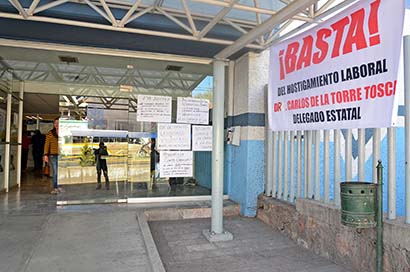 Desde hace un mes empleados del Hospital General número 1 protestan con pancartas y batas colgadas ■ FOTO: ANDRÉS SÁNCHEZ
