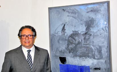 El artista con una de sus obras ■ foto: La Jornada Zacatecas