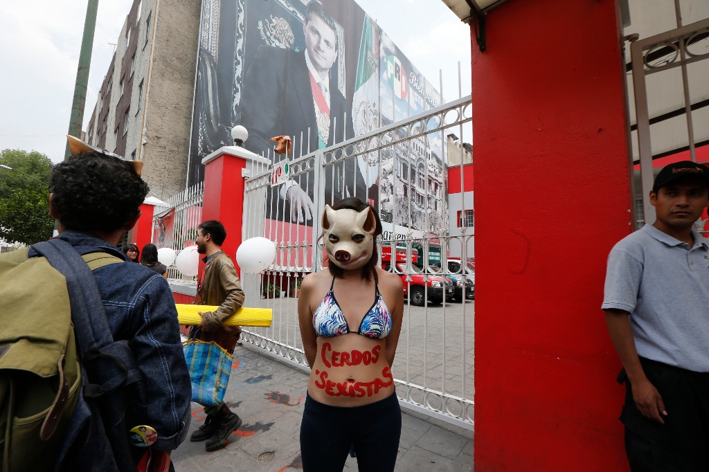 Una joven del denominado Bloque Rosa protesta frente a las oficinas del PRI-DF, cuyo líder, Cuauhtémoc Gutiérrez, es acusado de operar una red de prostitución. Foto Carlos Ramos Mamahua