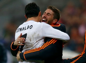 Cristiano Ronaldo festeja con su compañero Sergio Ramos el pase a la final. Reuters