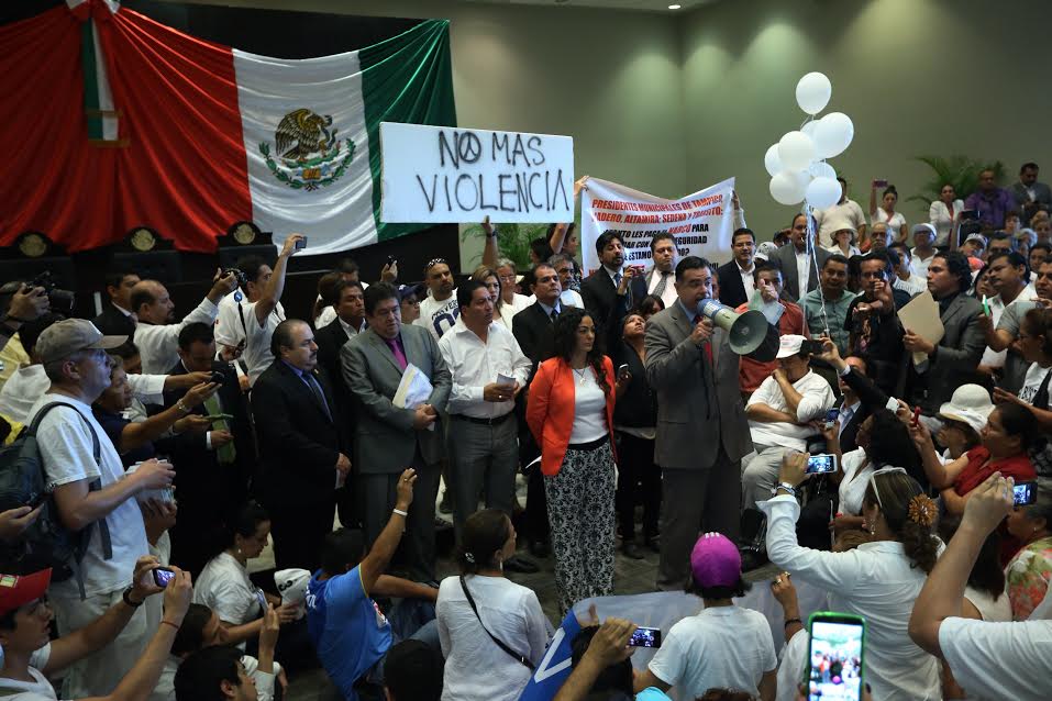 La marcha a su arribo a la Congreso de Tamaulipas. Foto: Francisco Olvera