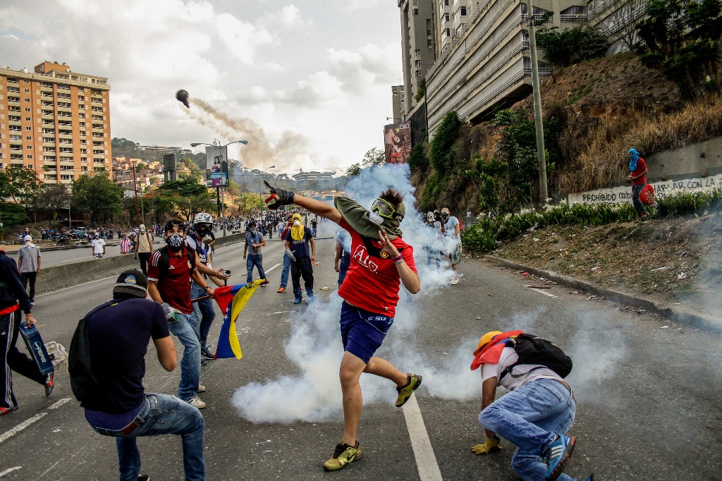 Manifestantes se enfrentaron con elementos policíacos, el pasado 21 de abril, en el distribuidor Santa Fe, en la autopista Prados del Este, en Caracas. Foto Xinhua