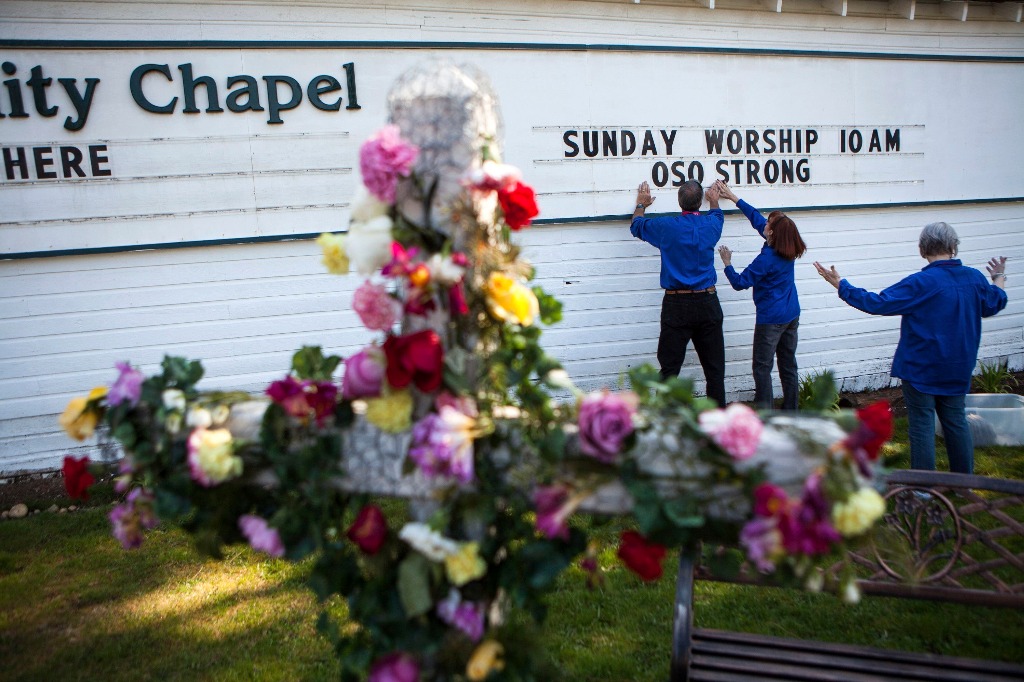 Deudos de las víctimas colocaron ofrendas florales, en memoria de sus familiares. Foto: Reuters