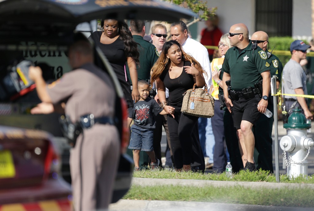 Padres recogen a sus hijos en medio de un despliegue policial luego de que un auto chocara contra una guardería Orlando lesionando a 11 niños, algunos de los cuales se encuentran 