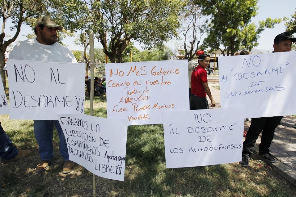 Apatzingán, Mich. Integrantes de las autodefensas realizan este domingo una manifestación en contra del desarme ejercido por las fuerzas federales. Fotos: Víctor Camacho