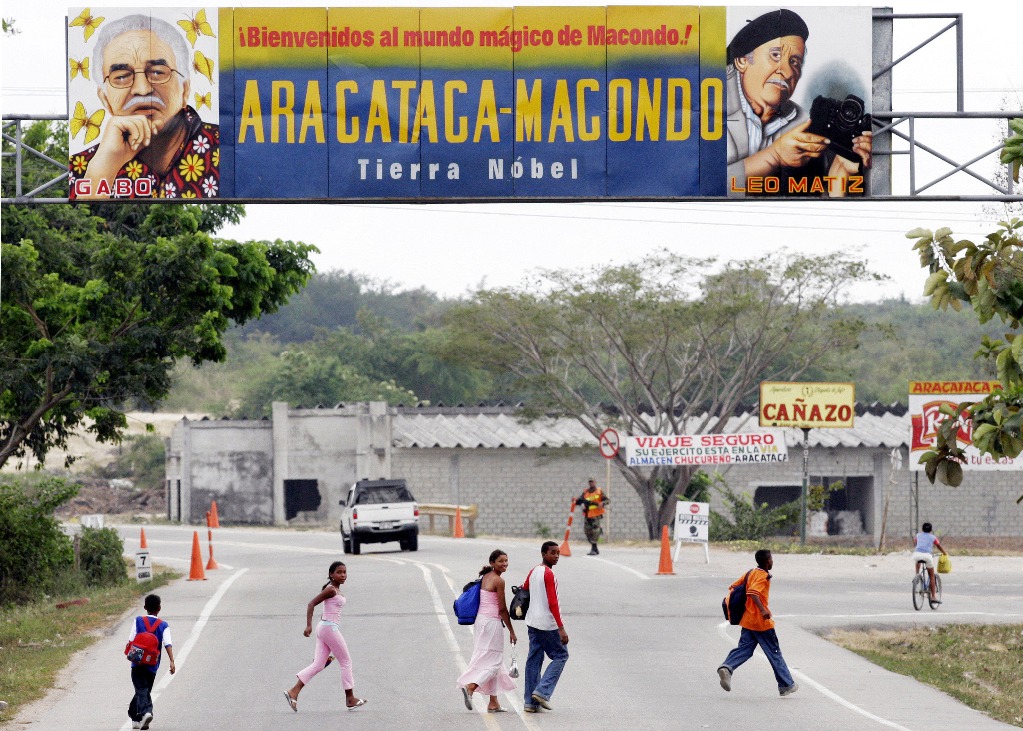Entrada a Aracataca, lugar de nacimiento del escritor García Márquez. Ahí fue instalada una marquesina en donde nombran Macondo a ese lugar, tal y como el pueblo creado por el colombiano. Foto: AP