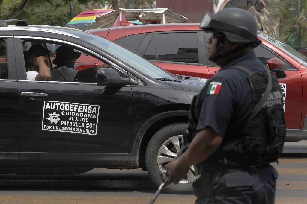 Autodefensas y agentes federales en Apatzingán el pasado 8 de abril. Foto Víctor Camacho