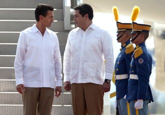 Los presidentes de México, Enrique Peña Nieto, y de Honduras, Juan Orlando Hernández, durante el encuentro. Foto Ap