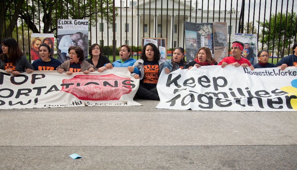 Sylvia Martínez (en el centro) fue una de las activistas arrestadas durante una manifestación frente a la Casa Blanca para pedirle al presidente Obama cese las deportaciones. Foto AP