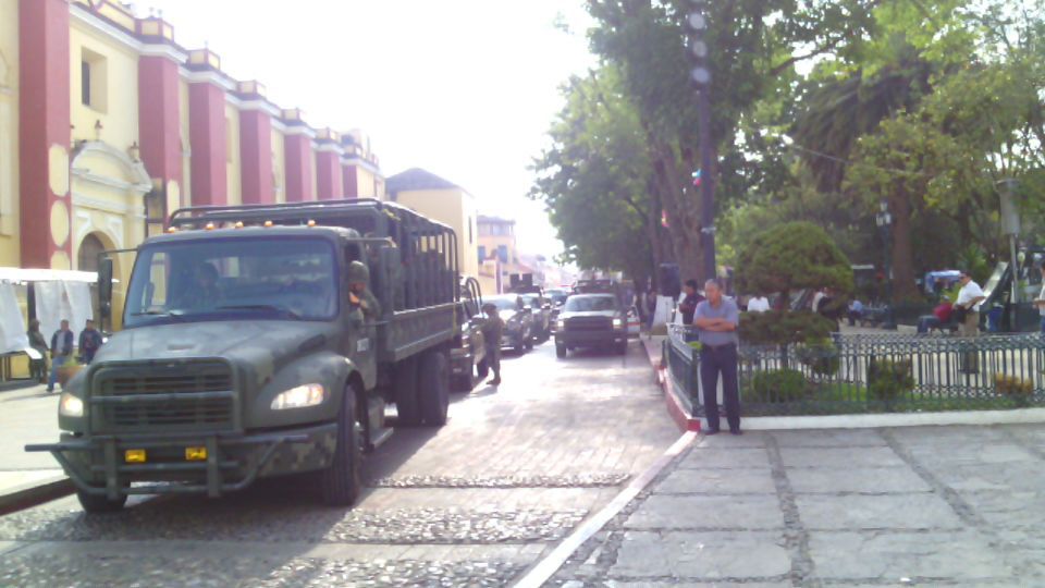 Un convoy integrado por unos 15 vehículos arribó a las 10 horas a la comunidad, situada en el norte de esta ciudad. Foto Elio Henríquez