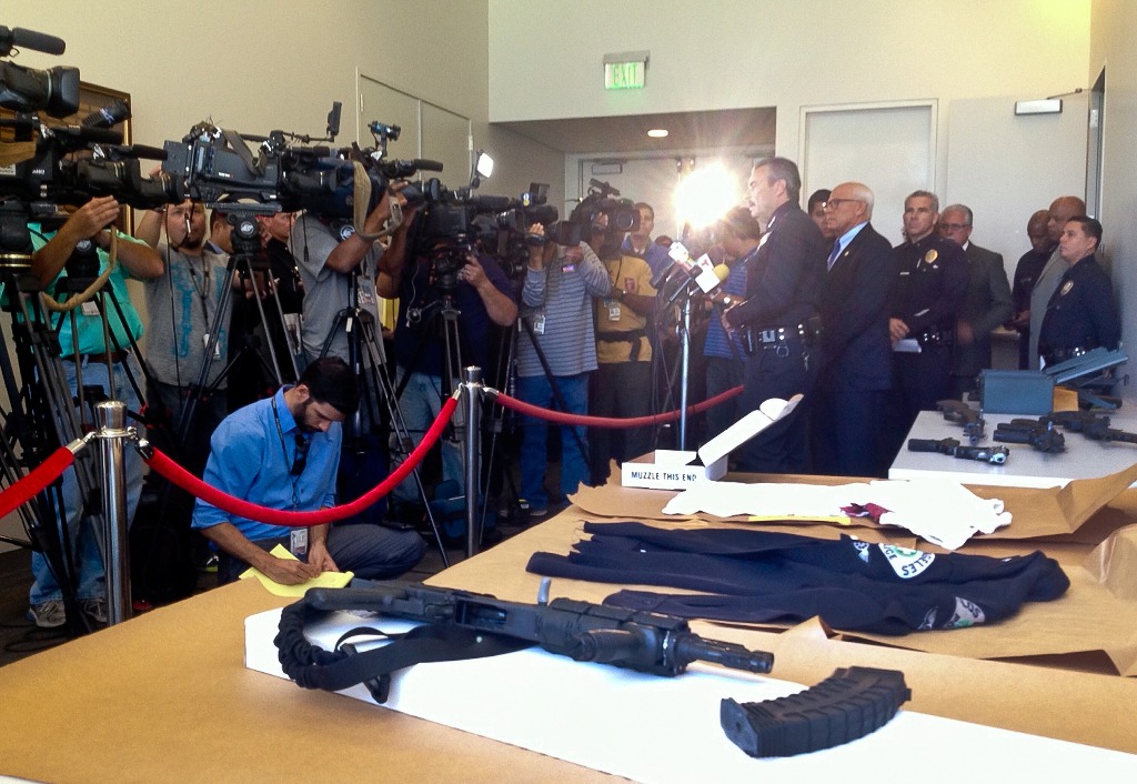 El jefe de policía Charlie Beck, en conferencia de prensa informó de las armas que se encontraron en el carro y la casa del hombre que disparó contra la estación de policía en Los Angeles. Foto Ap