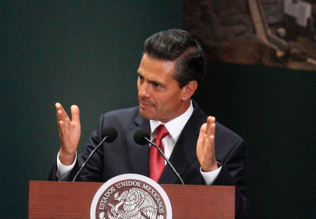 Enrique Peña Nieto este mediodía durante la presentación del Programa Nacional de Infraestructura. Foto Luis Humberto González