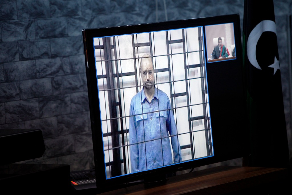 Seif al Islam compareció por videoconferencia ante la Corte Penal de Trípoli que debe juzgarlo junto a más de 30 exdirigentes, miembros del entorno más cercano a su padre. Foto Reuters