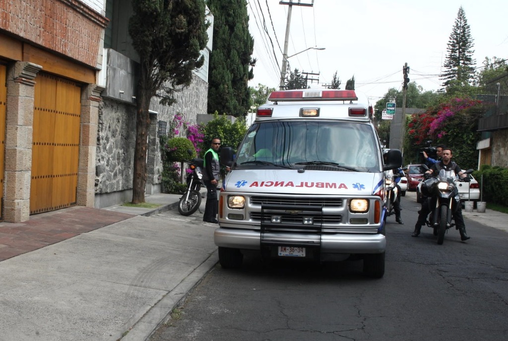 La ambulancia al llegar a la casa de Gabriel García Márquez. Foto María Meléndrez Parada