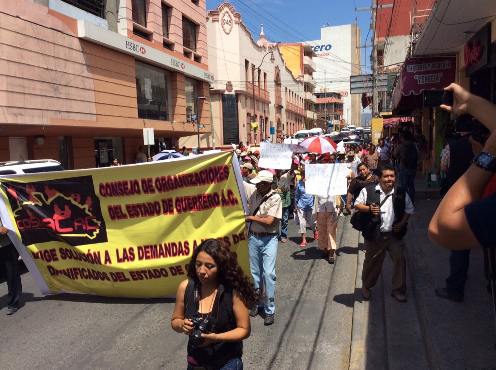 Manifestación en Chilpancingo de los afectados por el huracán Ingrid y la tormenta tropical Manuel en septiembre pasado. Foto Sergio Ocampo