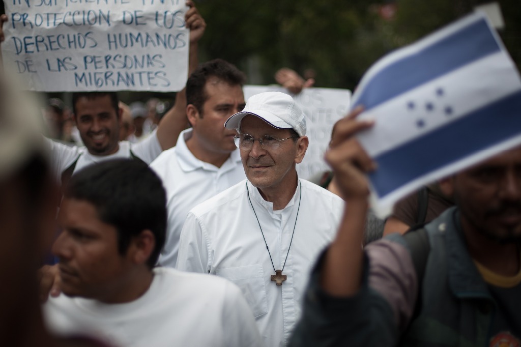 El padre Alejandro Solalinde (centro) acompaña a migrantes centroamericanos, durante una concentración como parte del 