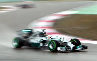 El británico Lewis Hamilton (Mercedes) saldrá mañana desde la primera posición del Gran Premio de China de Fórmula Uno, al lograr el mejor tiempo hoy en la sesión clasificatoria. Foto Xinhua