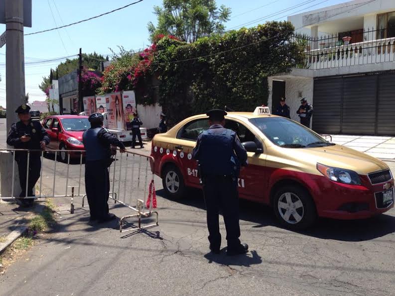 Elementos de la SSPDF mantienen controlado el acceso a la calle donde está la casa que habitó el escritor Gabriel García Márquez. Foto: La Jornada