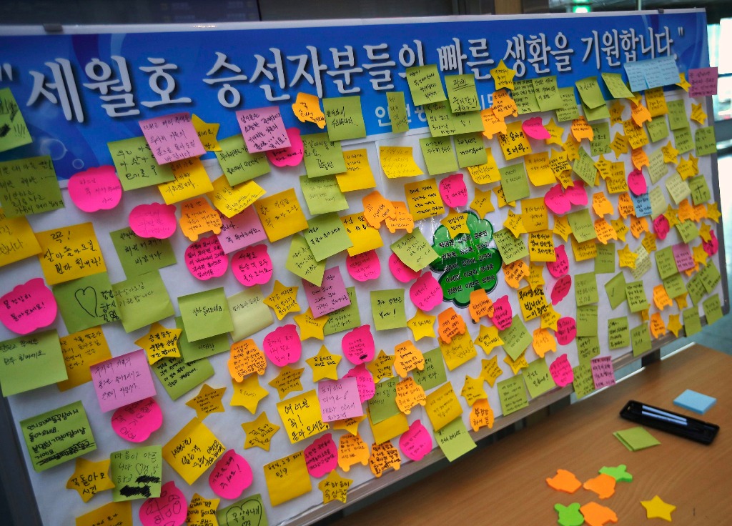 En la terminal del puerto de Incheon han sido colocados mensajes deseando que sean encontrados con vida pasajeros del ferry sudcoreano Sewol. Foto Reuters
