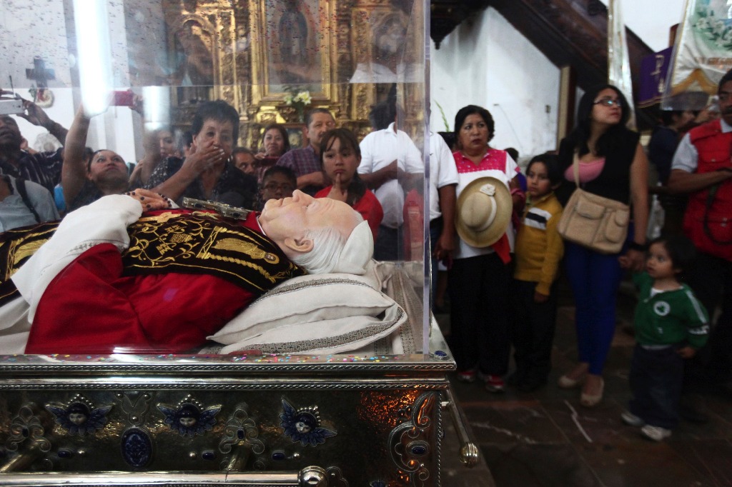 Fieles católicos miran la figura de cera del papa Juan Pablo II en la catedral de Xochimilco. Foto Reuters