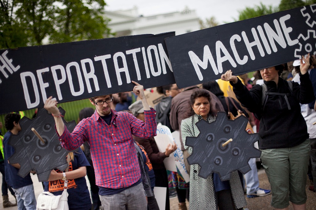 Manifestantes sostienen carteles frente a la Casa Blanca en Washington, el 28 de abril de 2014. Foto Ap