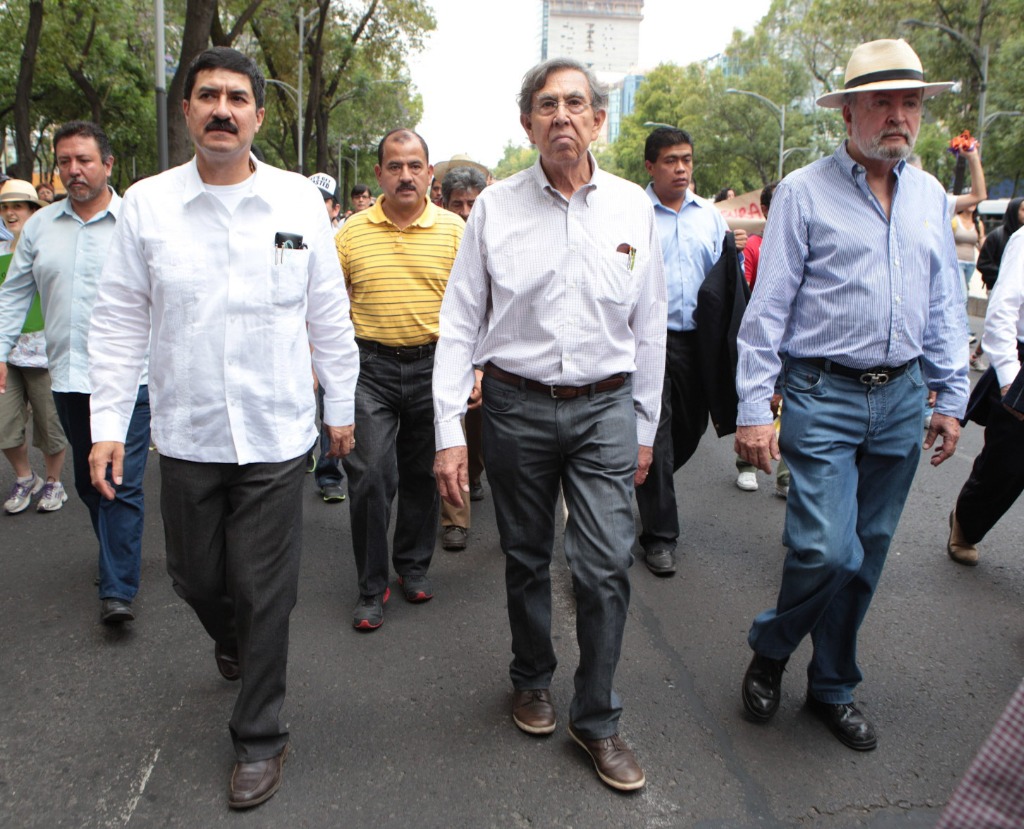 Cuauhtémoc Cárdenas y Javier Corral marchan hacia el Senado después de concluida la cadena humana. Foto: La Jornada