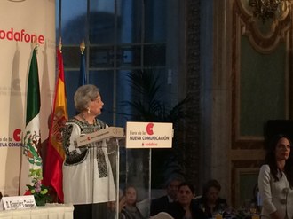 Elena Poniatowska pronuncia un discurso en el Casino de Madrid. Foto: La Jornada