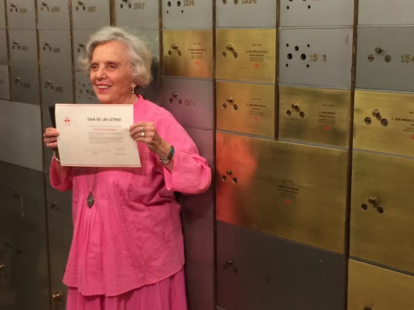 La escritora y periodista al depositar su legado en la Caja de las Letras del Instituto Cervantes, en Madrid. Foto: La Jornada