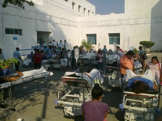 En el hospital Donato G. Alarcón de Renacimiento en Acapulco Guerero, fueron evacuados entre 50 y 100 pacientes por médicos, enfermeros y familiares. Foto: La Jornada