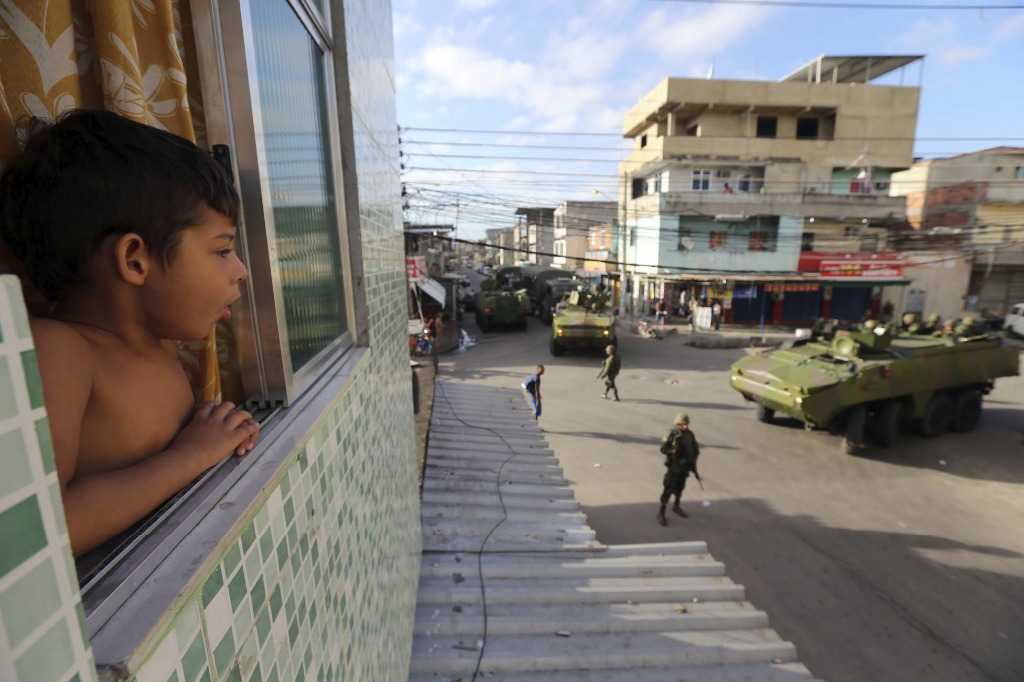 Con vehículos blindados y camiones, las Fuerzas Armadas brasileñas asumieron la seguridad de 15 favelas en el complejo de Maré, en Río de Janeiro. Foto Xinhua
