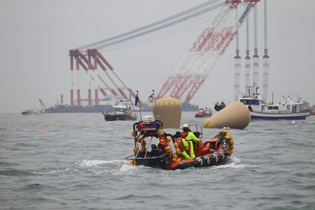 Bolsas de aire permanecen cerca del ferry volcado en el mar Jindo, República de Corea. Foto Xinhua