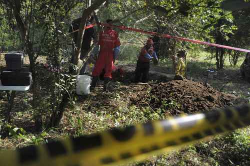 Forenses extraen cuerpos en una fosa clandestina en Tuncingo, Guerrero el 13 de noviembre de 2010. Foto archivo Ap