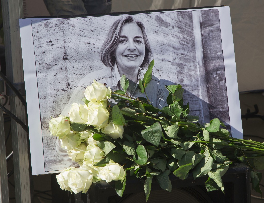 Cientos de amigos, colegas y familiares se despidieron de la fotoperiodista alemana Anja Niedringhaus, asesinada a tiros en un atentado en Afganistán hace ocho días. Foto Ap
