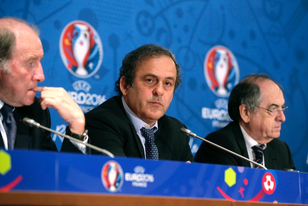 El presidente organizador de la Euro 2016, Jacques Lambert; el líder de la UEFA, Michel Platini, y el titular de la Federación francesa de futbol, Noel le Graet, durante una conferencia. Foto Reuters