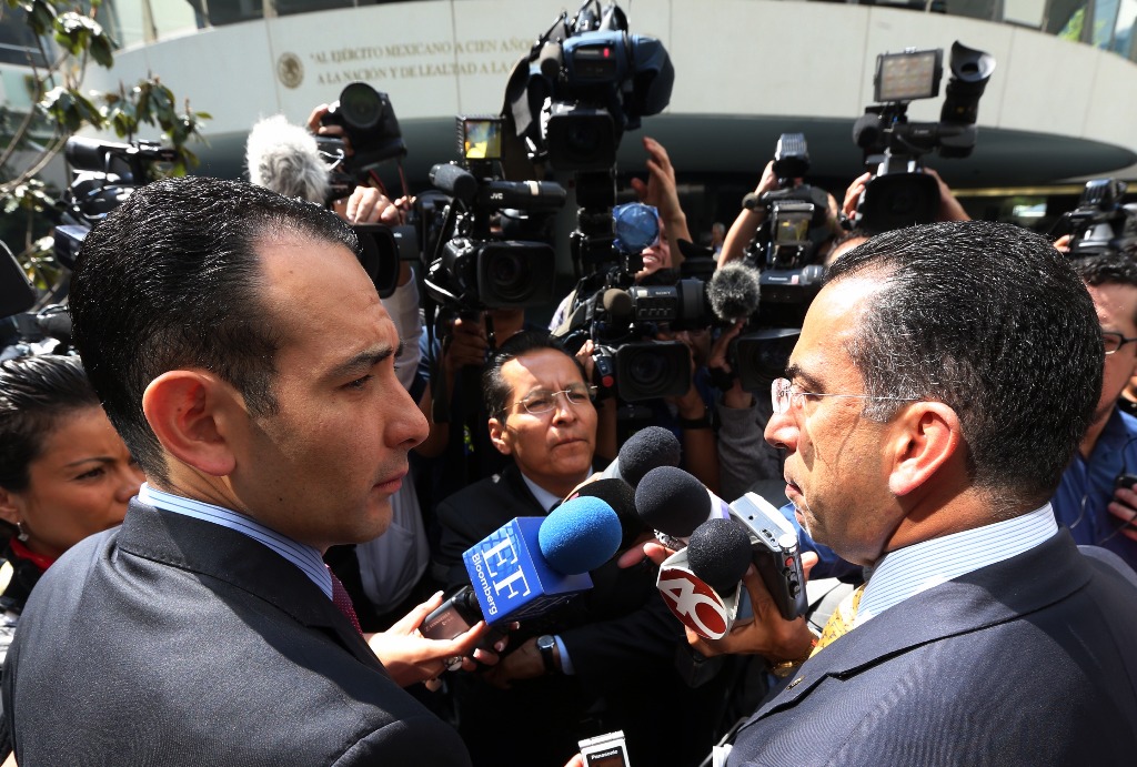 Los panistas Roberto Gil Zuarth y Javier Lozano Alarcón, previo a la sesión ordinaria del Senado. Foto: La Jornada