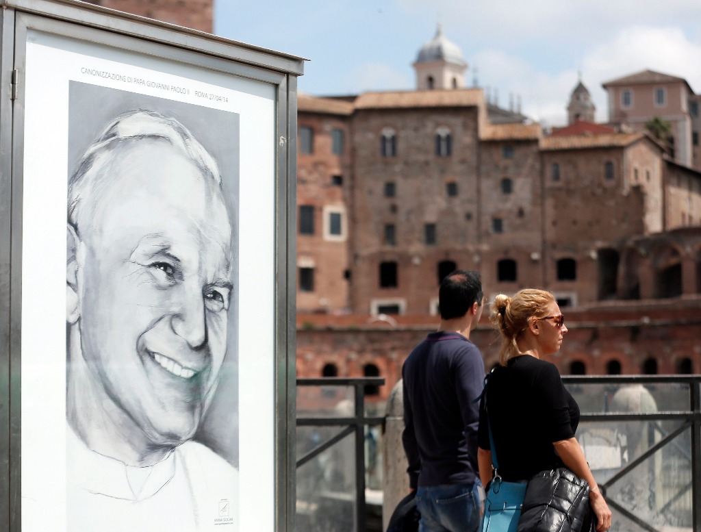 Una imagen del Papa Juan Pablo II en el centro de Roma. Foto Reuters