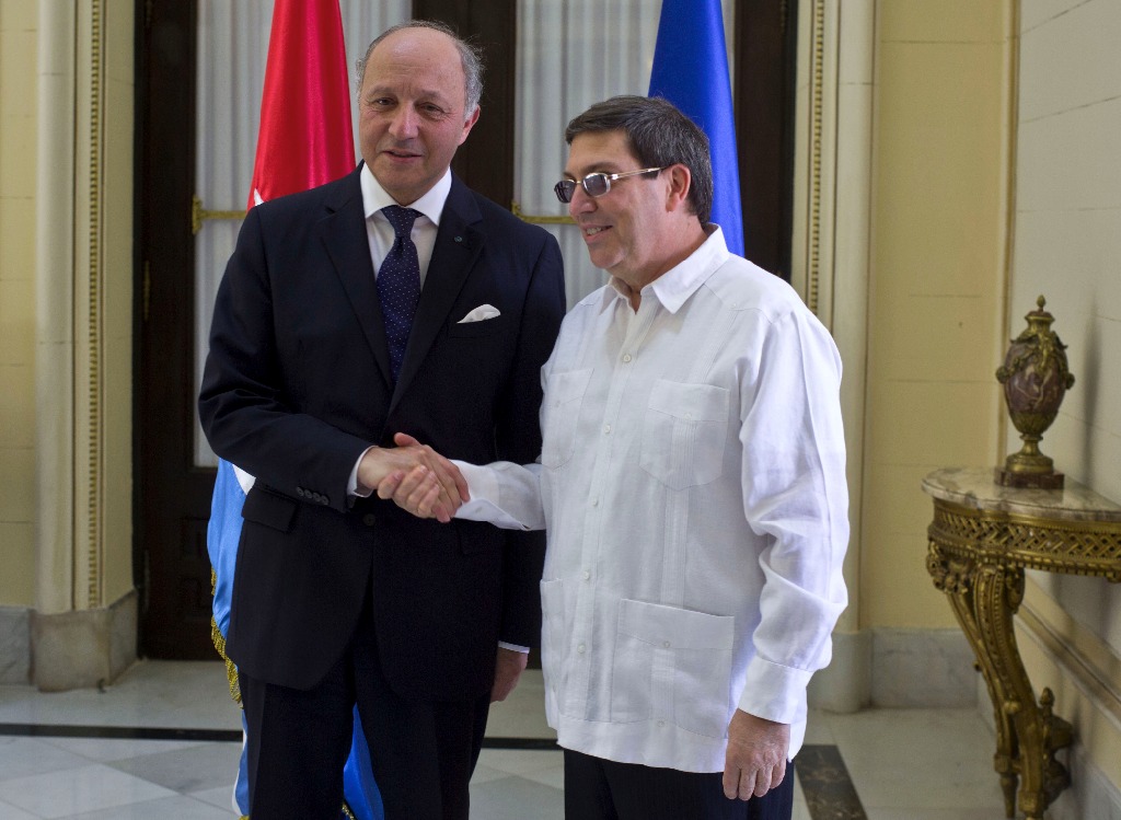 El ministro de Exteriores de Francia, Laurent Fabius, llegó a Cuba para una visita relámpago. Su homólogo cubano, Bruno Rodríguez, fue el encargado de darle la bienvenida. Foto Ap