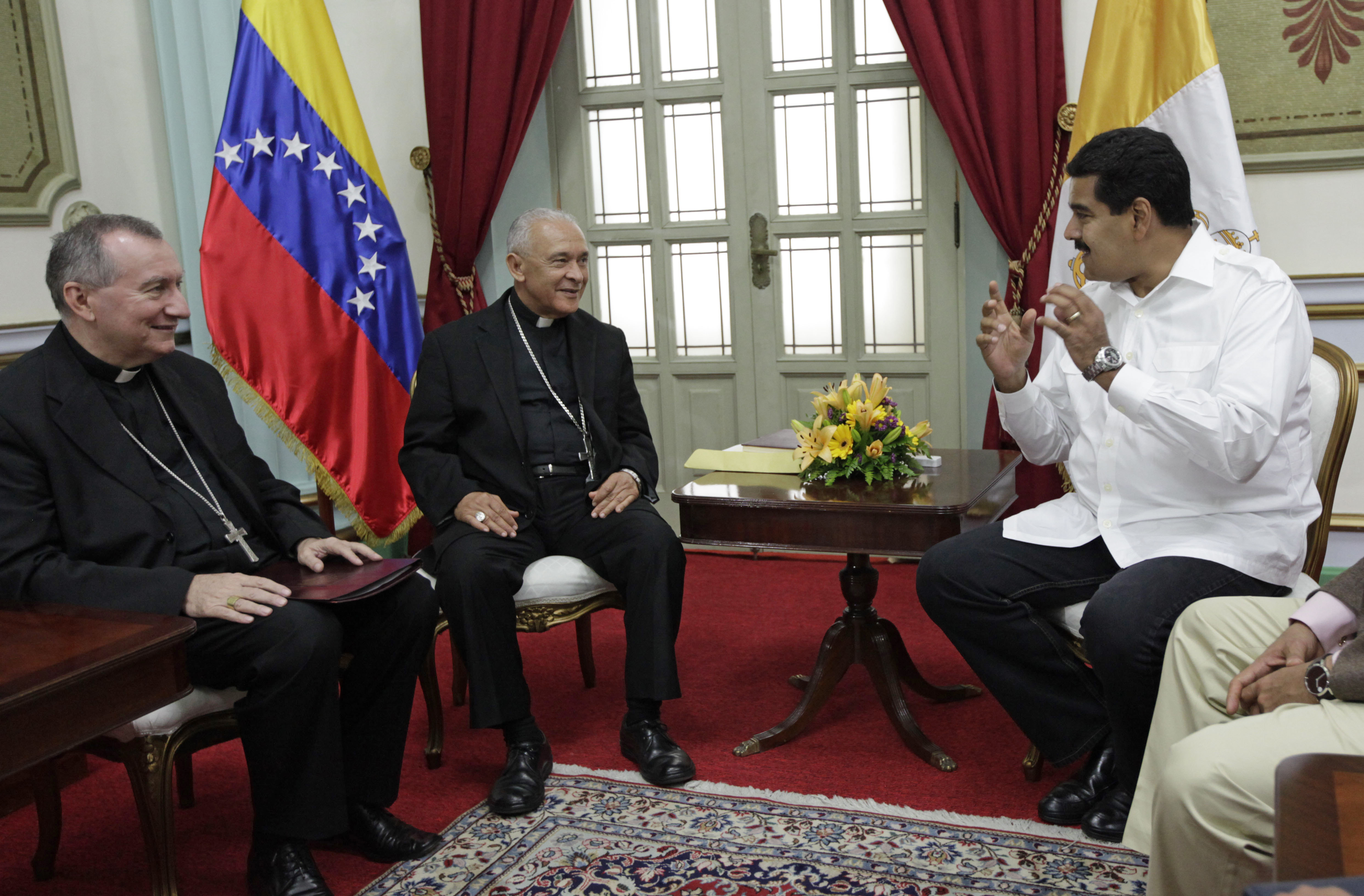 En imagen del 14 de junio de 2013, el presidente Nicolás Maduro recibe al hoy secretario de Estado del Vaticano, Pietro Parolin (a la izquierda), en el palacio de Miraflores. Foto Ap