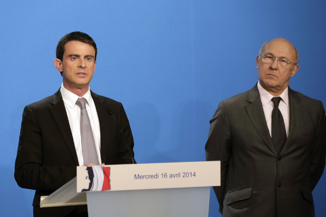 El primer ministro francés, Manuel Valls en conferencia de prensa con ministro de Finanzas, Michel Sapin. Foto Ap