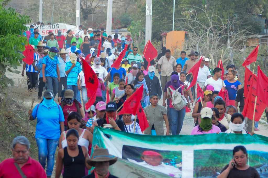 Marcha de integrantes de CRAC en Tixlta, Guerrero. Foto Cuartoscuro / Archivo