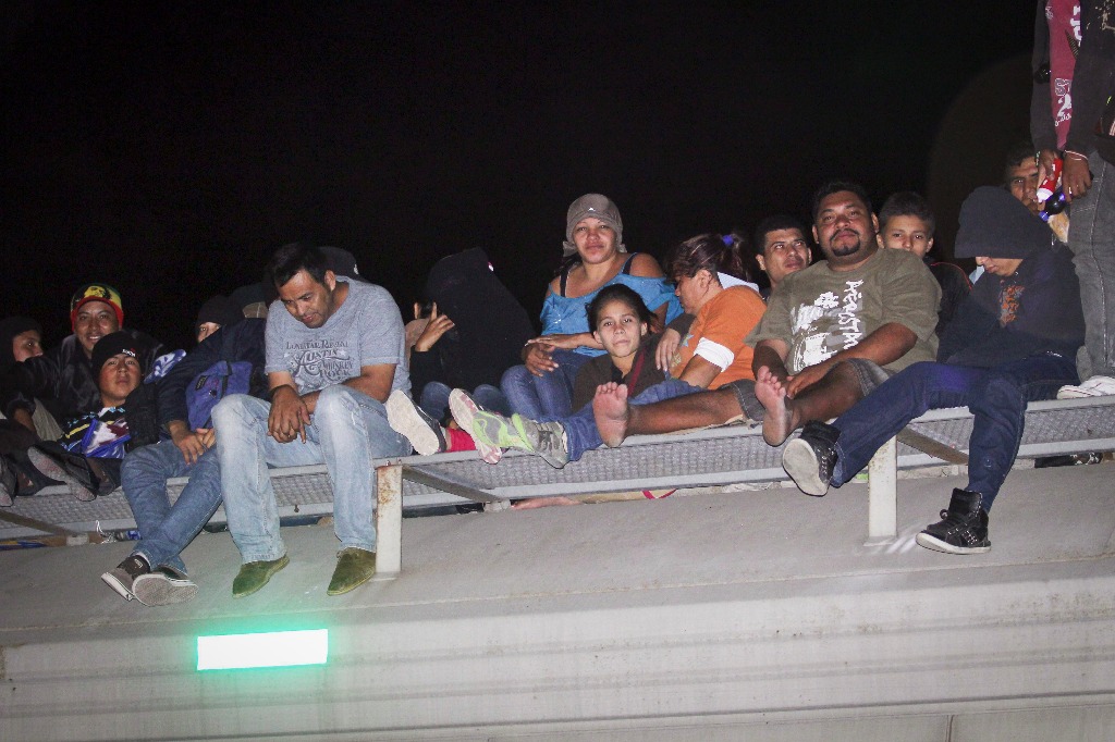 Cientos de migrantes viajan en el techo de los vagones del tren en su ruta hacia Estados Unidos. Imagen del 04 de febrero de 2014. Foto Elizabeth Ruíz / Cuartoscuro