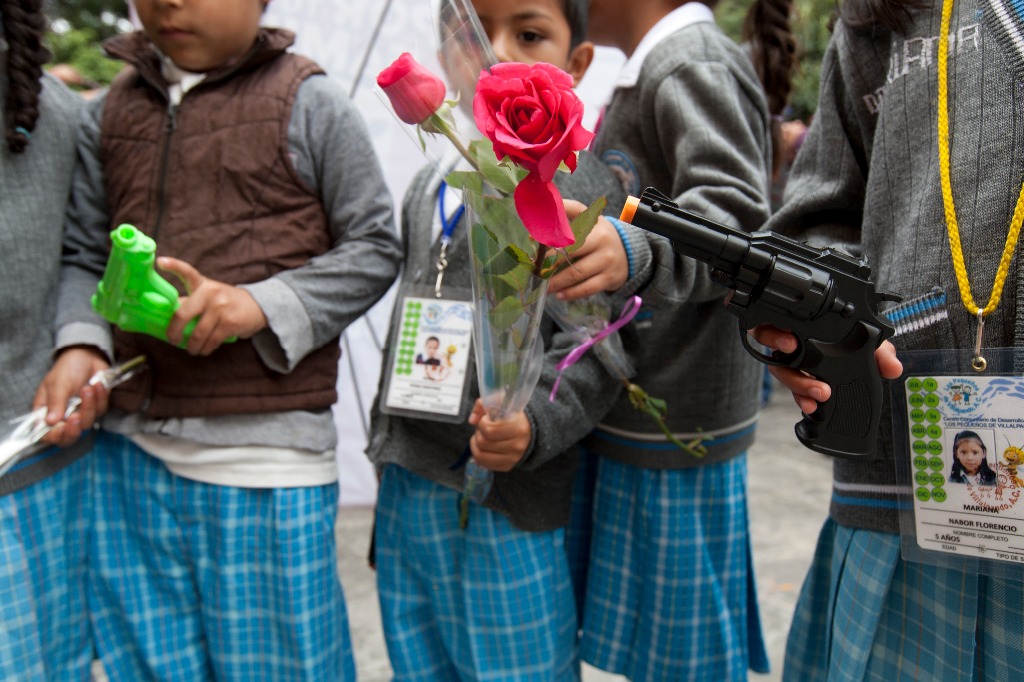 Niños juegan con pistolas de plástico durante el programa Por tu familia, Desarme Voluntario, realizado por parte la Secretaría de Desarrollo Social del GDF en noviembre pasado. Foto: La Jornada