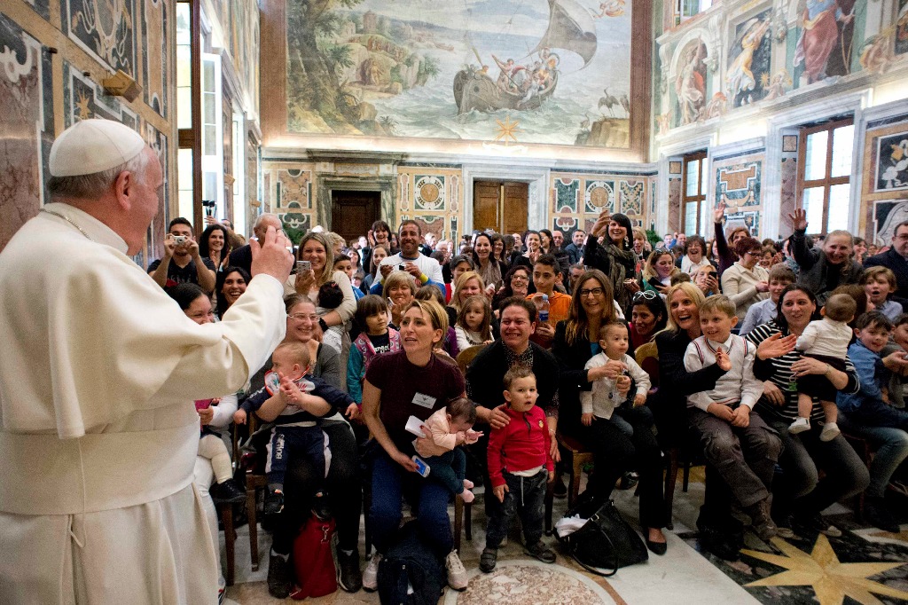 El papa Francisco al llegar a una reunión con integrantes de la Oficina Internacional Católica de la Infancia, una red francesa de organizaciones que protegen los derechos de los niños. Foto Reuters