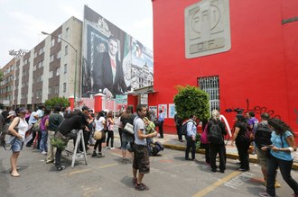 Jóvenes de diferentes organizaciones y colectivos protestaron frente a la sede del PRI en el Distrito Federal por las acusaciones en contra de Cuauhtémoc Gutiérrez, el 03 de abril de 2014. Foto: La Jornada