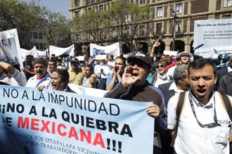 Trabajadores de Mexicana frente a la sede de la SCJN. Foto: La Jornada