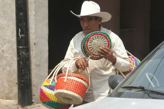 Un vendedor ambulante ofrece su mercancia en el mercado de Xochimilco. Foto: La Jornada