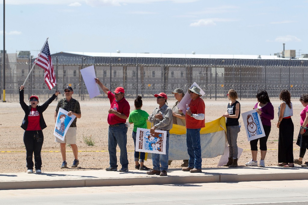 Grupos en defensa de los migrantes realizaron el pasado 5 de abril un mitin afuera del centro de detención de inmigrantes en Eloy, Arizona, para protestar por el número récord de deportaciones que se han llevado a cabo bajo la administración de Barack Obama. Foto Ap